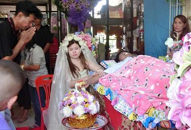 Xót xa clip cô dâu xinh đẹp ôm xác người yêu trong đám tang