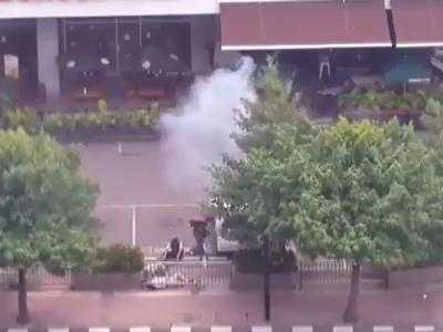 Clip: Kinh hoàng khoảnh khắc kẻ đánh bom tự sát nổ tung tại Jakarta