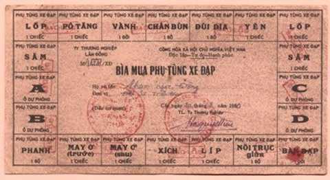 Ngỡ ngàng giấy đăng ký xe đạp và tem mua xăng thời bao cấp