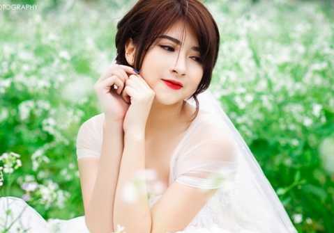 Hot girl CĐ Nghệ thuật đẹp tinh khôi giữa đồng hoa cải trắng