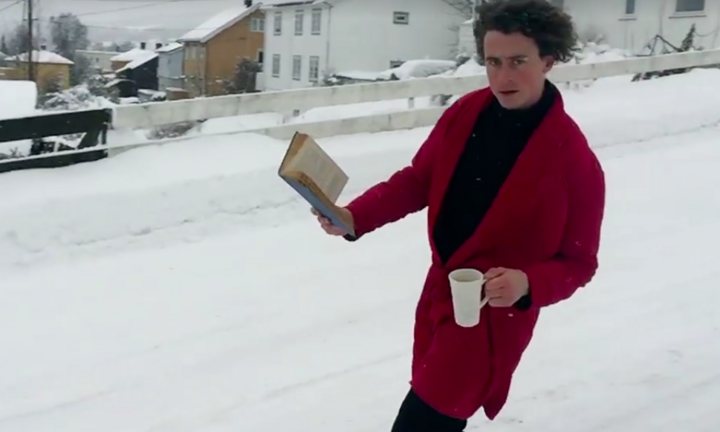 Clip: Lãng tử điển trai vừa uống cà phê vừa trượt băng sành điệu