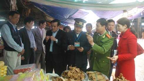 Cảnh vệ túc trực kiểm tra độc chất, bảo đảm an toàn bếp ăn Đại hội Đảng