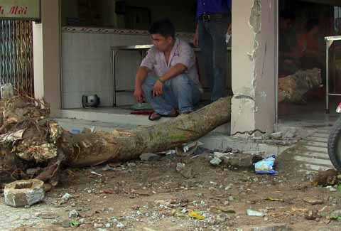 Xe tải lao vào quán phở, hàng chục người tháo chạy tán loạn
