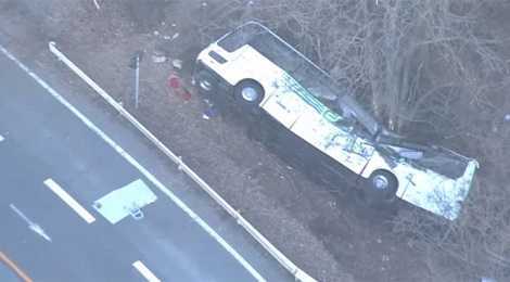 Xe du lịch lao xuống sườn núi Nhật Bản, 41 người thương vong