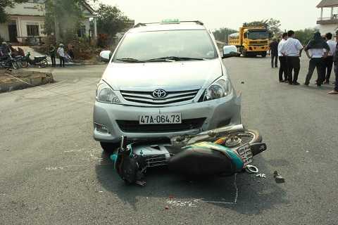 Người phụ nữ bị taxi kéo lê hàng chục mét