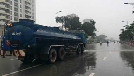 Mưa phùn cả ngày, xe môi trường vẫn phun nước rửa đường