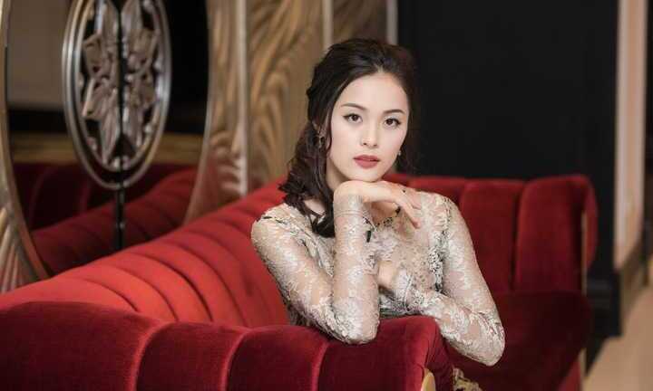 Người yêu Cường Đô la gợi cảm với váy xuyên thấu