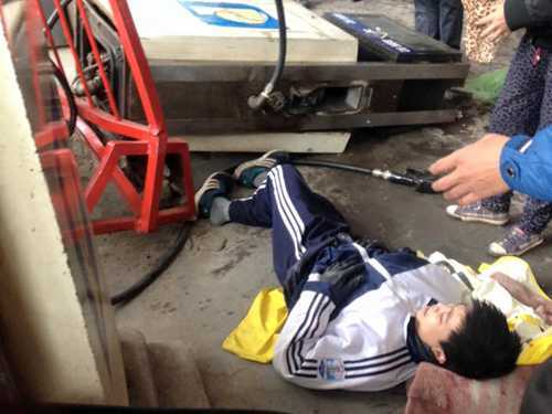 Ô tô húc đổ cây xăng, cán gãy chân một nam sinh