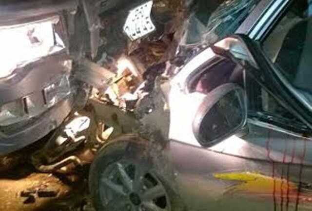 Xe 4 chỗ cắm thẳng vào đầu xe tải, nhiều người ngất lịm