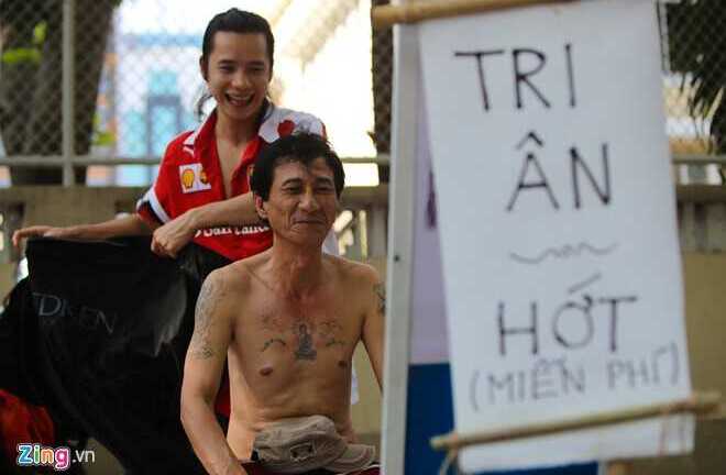 Cảm động chàng Việt kiều mở 'tiệm' cắt tóc miễn phí cho người nghèo