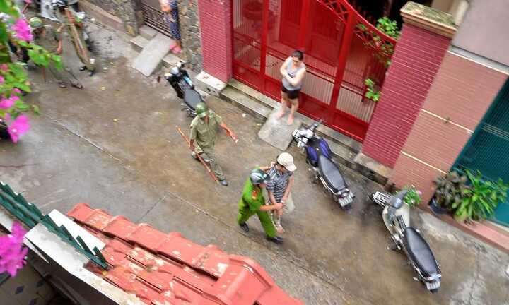 'Vật thuốc', con vác gậy đập phá, tấn công bố mẹ