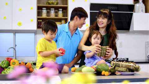 Lý Hải và các con làm MV tặng Minh Hà