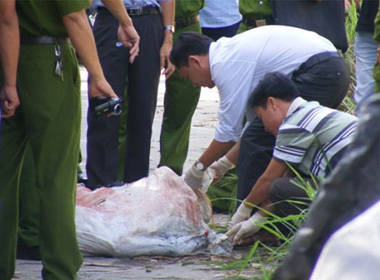 Bị gia đình bỏ rơi, người đàn ông đâm vợ trước sân tòa