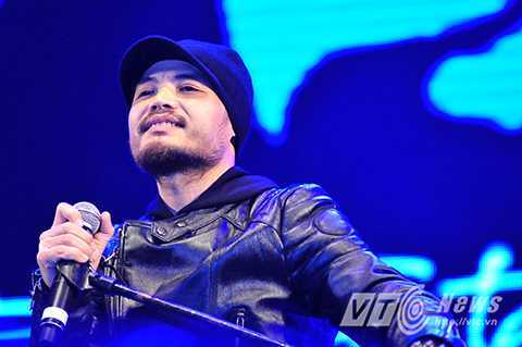 Trần Lập 'thổi lửa' cho hàng chục ngàn trái tim trong đêm nhạc để đời