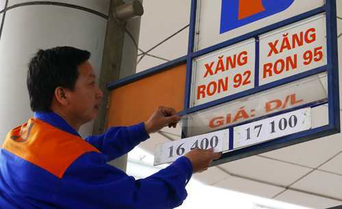'Mổ xẻ' lý do giá xăng tăng gấp 3 dù giá dầu thế giới giảm