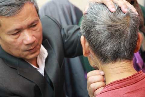 Kinh ngạc cả chục 'Võ Hoàng Yên' bấm huyệt chữa điếc ở Hà Nội