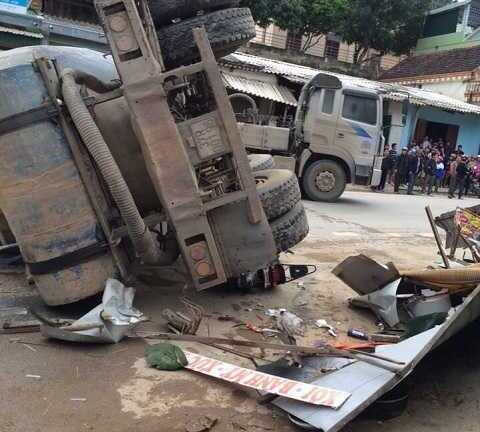Xe bồn trôi dốc đâm vào quán xôi sáng, 2 người chết thảm