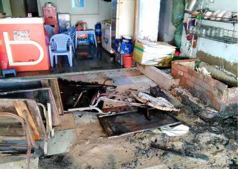 Người dân trèo tường cứu 2 mẹ con mắc kẹt trong biển lửa