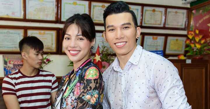 Siêu mẫu Ngọc Tình, Khả Trang ướt đầm lưng áo phát quà từ thiện