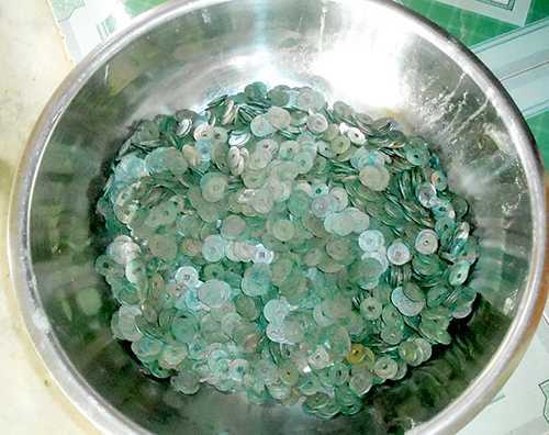 Cuốc đất trồng cỏ, tìm thấy 40kg tiền cổ