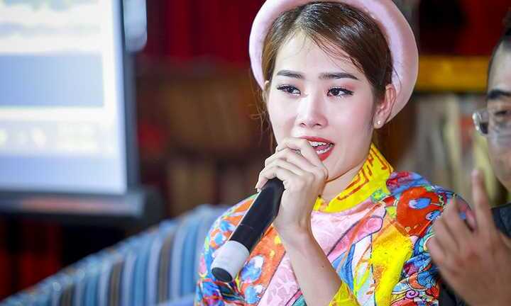 Người đẹp Nam Em bật khóc vì thiếu thốn tình cảm gia đình