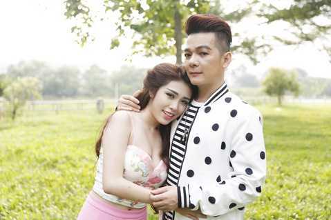 Vũ Hà 'bỏ mặc bà xã', chạy theo người tình hot girl