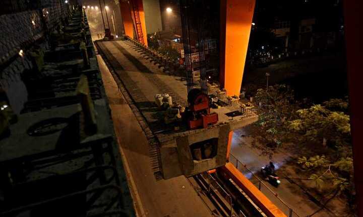 Cận cảnh xe khổng lồ lao dầm đường sắt trên cao giữa lòng hồ