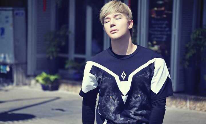 Nathan Lee diện hàng hiệu cực chất trên đường phố