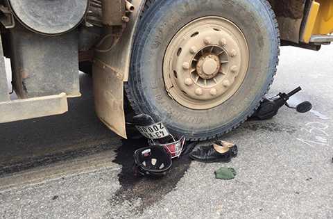 Thoát chết hi hữu khi xe máy bị cán nát bét dưới bánh xe ben