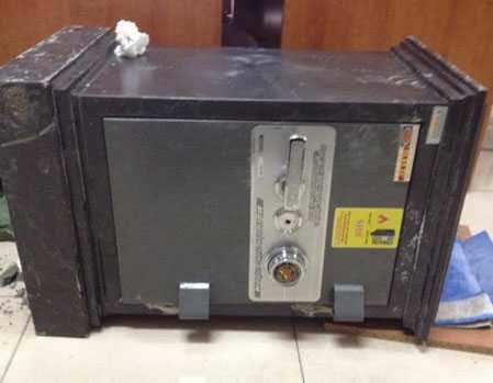 Nhân viên bệnh viện khiêng két sắt chứa hàng trăm triệu về nhà