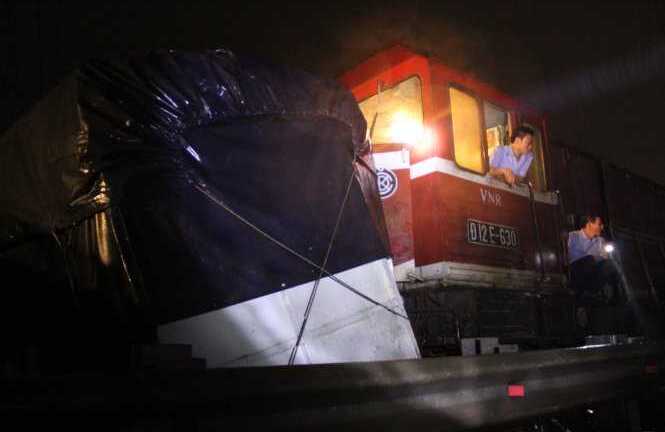 Tàu hoả đâm xe tải đứt đôi, văng xa hàng chục mét