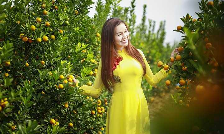 Ngọc Anh xinh đẹp như thiếu nữ duyên dáng dạo vườn xuân