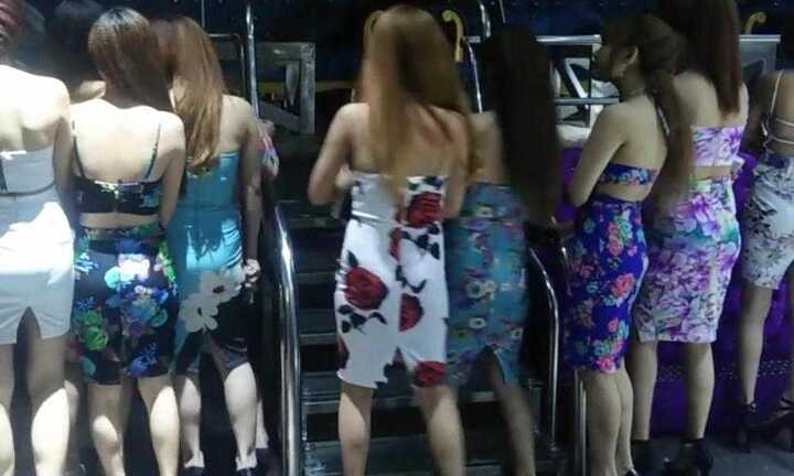 Video: Theo chân cảnh sát 'đột kích' quán bar múa cột ở Sài Gòn