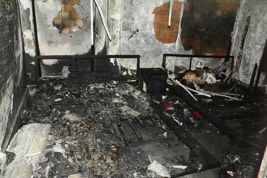 Khách sạn cháy ngùn ngụt vào sáng sớm, du khách hoảng loạn tháo chạy