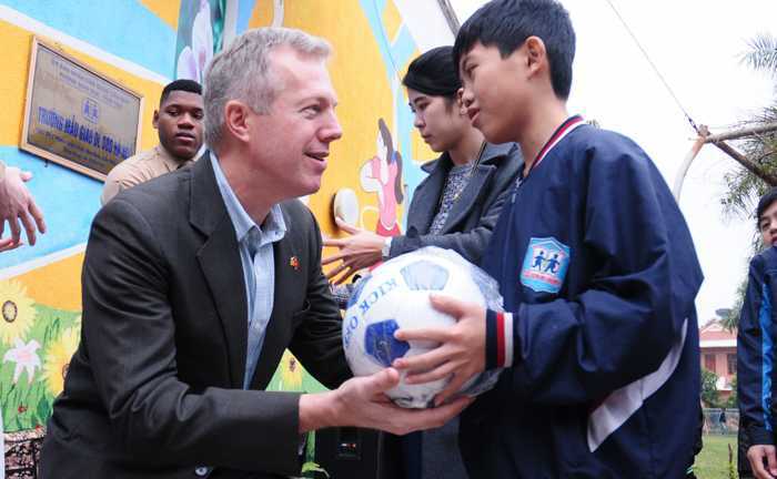 Lính thủy đánh bộ Mỹ chia quà cho trẻ em làng SOS Hà Nội