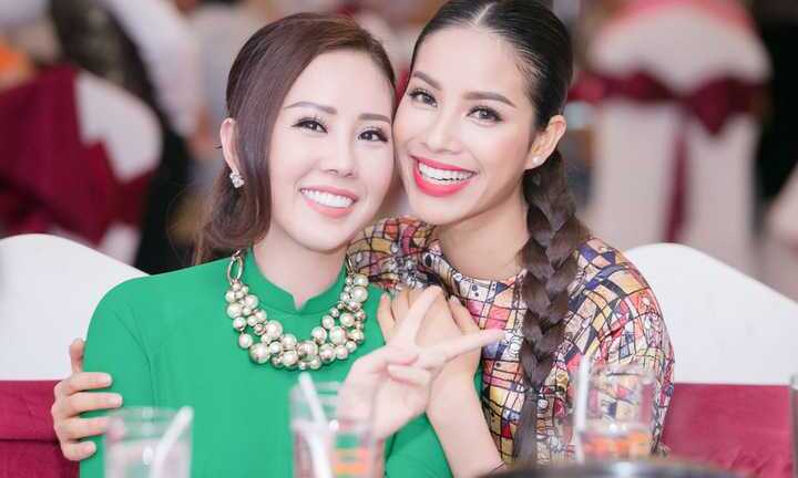 Hoa hậu Thu Hoài tặng lại Phạm Hương bức ảnh có 80 chữ ký thí sinh Hoa hậu Hoàn vũ 2015
