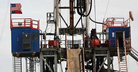 Giá dầu tăng vọt xuyên mốc 32 USD/thùng nhờ đợt rét sâu