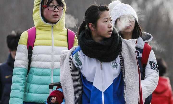 Trung Quốc lạnh kỷ lục 30 năm: Cá dưới sông bị đóng băng đến dễ dàng bẻ gãy