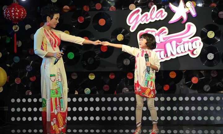 Con gái Thái Thuỳ Linh diện áo dài đôi bẽn lẽn bên mẹ