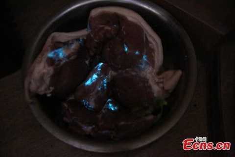 Người tiêu dùng tá hỏa khi miếng thịt lợn phát sáng trong đêm