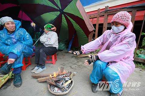 Ảnh: Người Hà Nội lập cập trong giá rét thấu xương