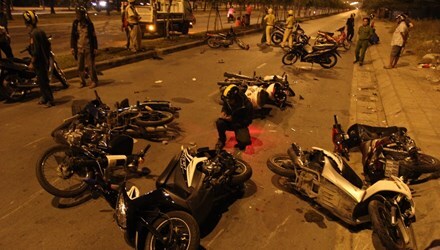 Trốn CSGT, hàng chục 'quái xế' Sài Gòn đâm nhau ngã la liệt