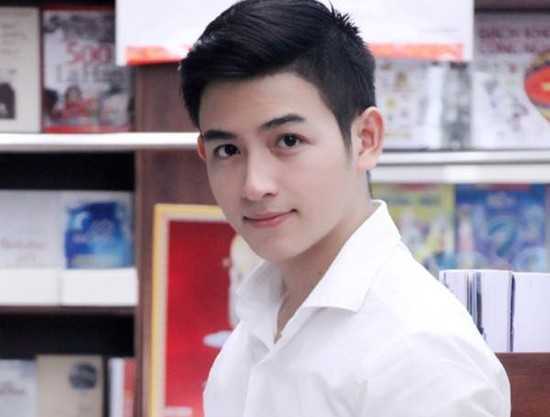 Vẻ điển trai của phát thanh viên 'đốn' tim dân mạng