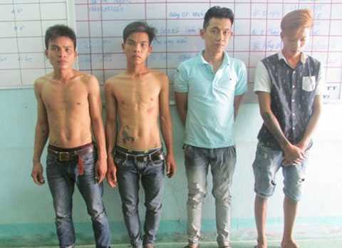 Bắt quả tang vụ hiếp dâm tập thể giữa bãi đất hoang