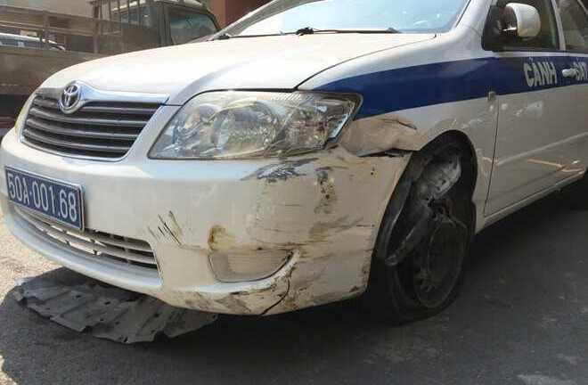 Trộm xe công vụ bỏ trốn, đâm vào trạm thu phí