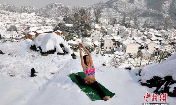 Thiếu nữ Trung Quốc mặc phong phanh tập yoga giữa núi tuyết