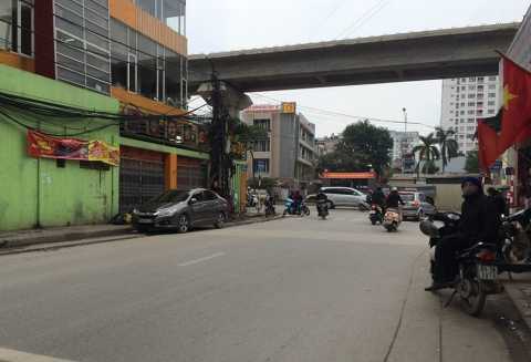 Vi phạm giao thông còn đâm bị thương cảnh sát, khống chế người đi đường