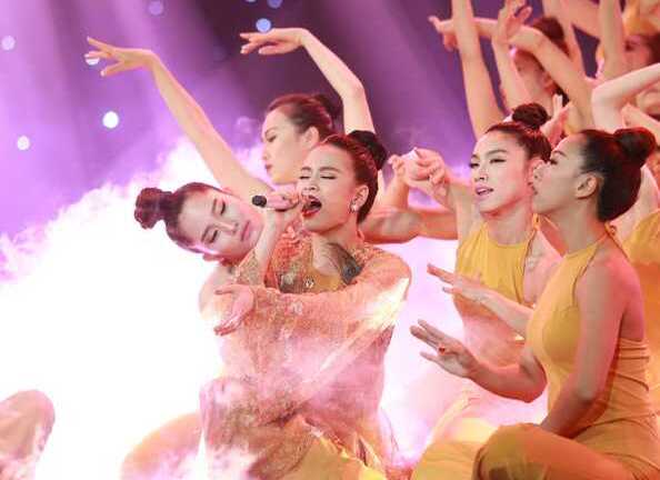 Hoàng Thuỳ Linh múa quạt điêu luyện, áp đảo dàn thí sinh The Remix