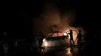 Clip: Ôtô đang chạy bất ngờ bốc cháy, bình cứu hỏa mini cũng vô dụng