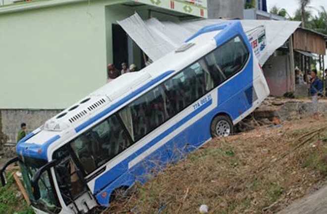 Xe chở đội bóng U19 Bình Định tông sập mái hiên nhà dân, lao xuống lề đường